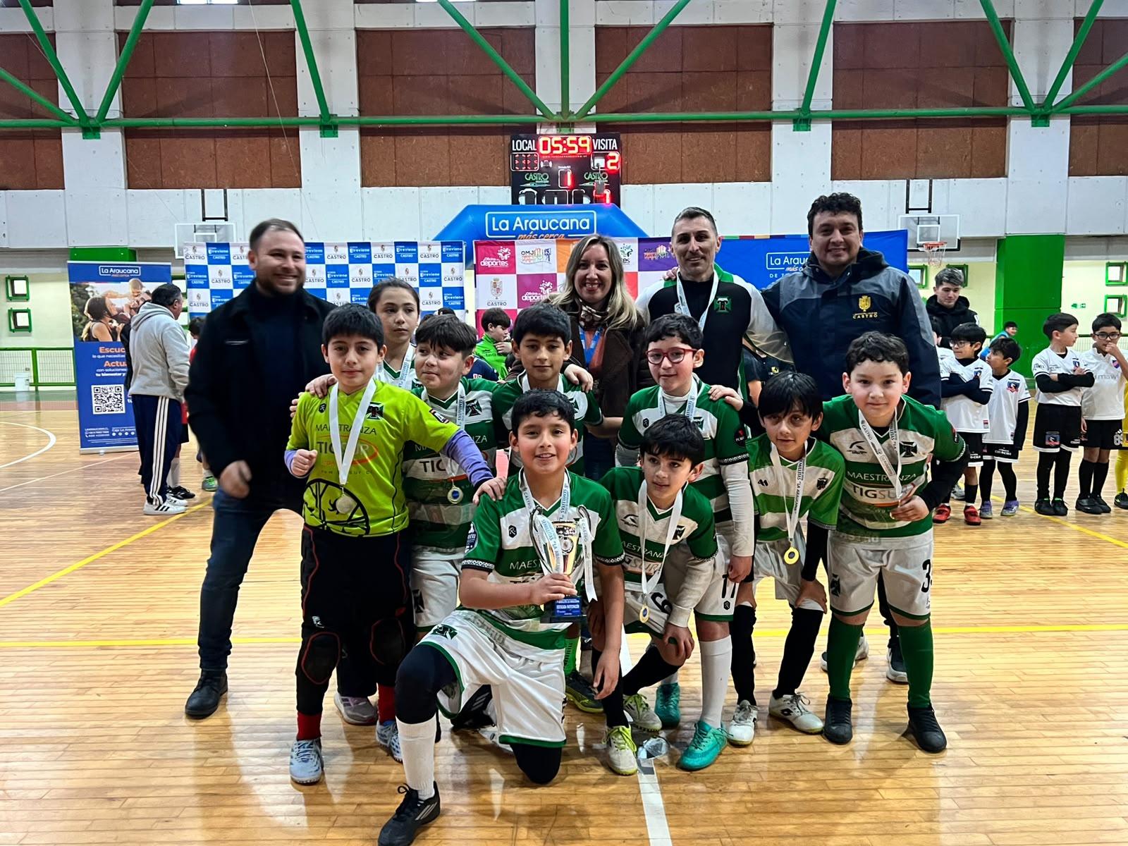 Grupo de niños de Filial Castro con medallas